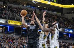 开云在线直播-热火鏖战马刺，贝弗利送出助攻