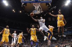 开云在线直播-利拉德存在感拉满，湖人冲垮浙江队，一场跨越时空的篮球对话