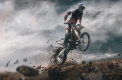 开云下载-欧冠半决赛之夜，詹姆斯在焦点战证明自己，当绿茵场与硬木地板共鸣