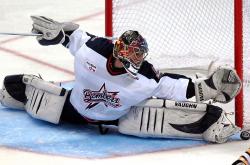 开云体育登录-纽约的坚韧与洛杉矶的星光，当尼克斯决胜黄蜂，詹姆斯再度定义关键时刻