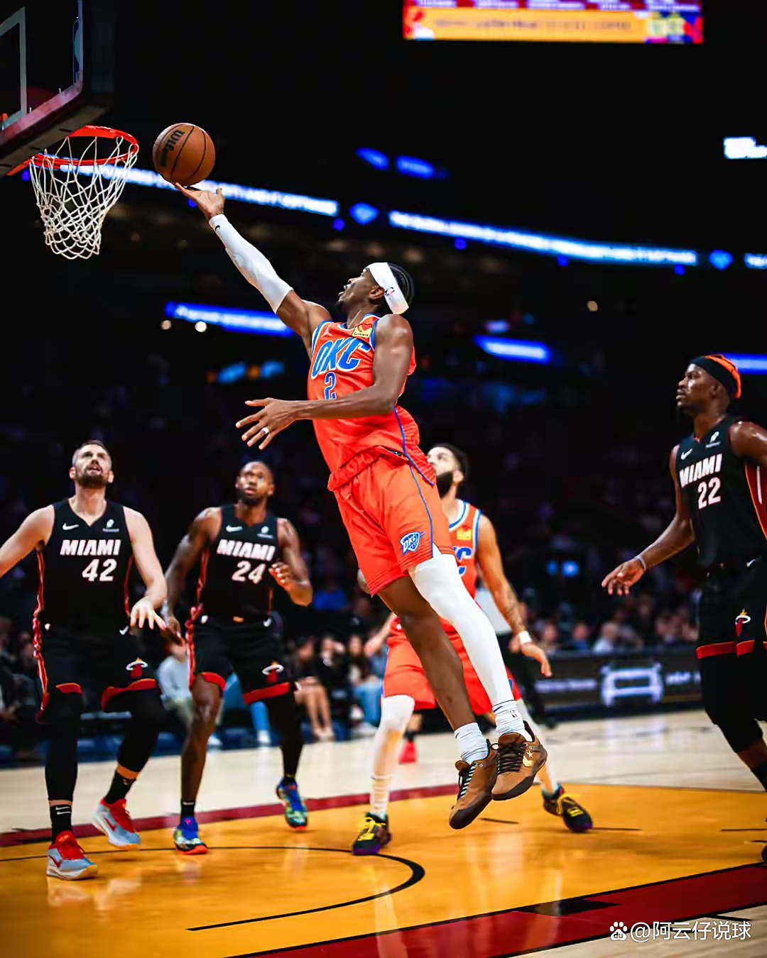 篮网鏖战湖人，阿德巴约爆发神勇