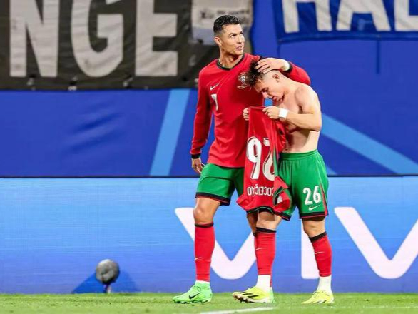 欧洲杯精彩瞬间展现，球员壮举感叹世界之巅