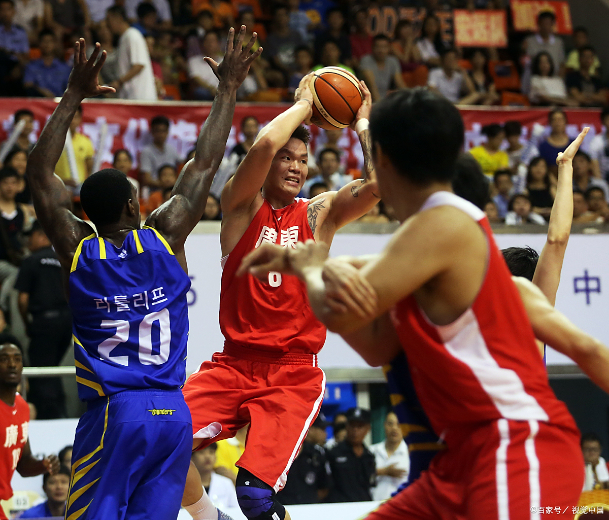 劲旅对决：球员实力不凡，场上激烈拼抢