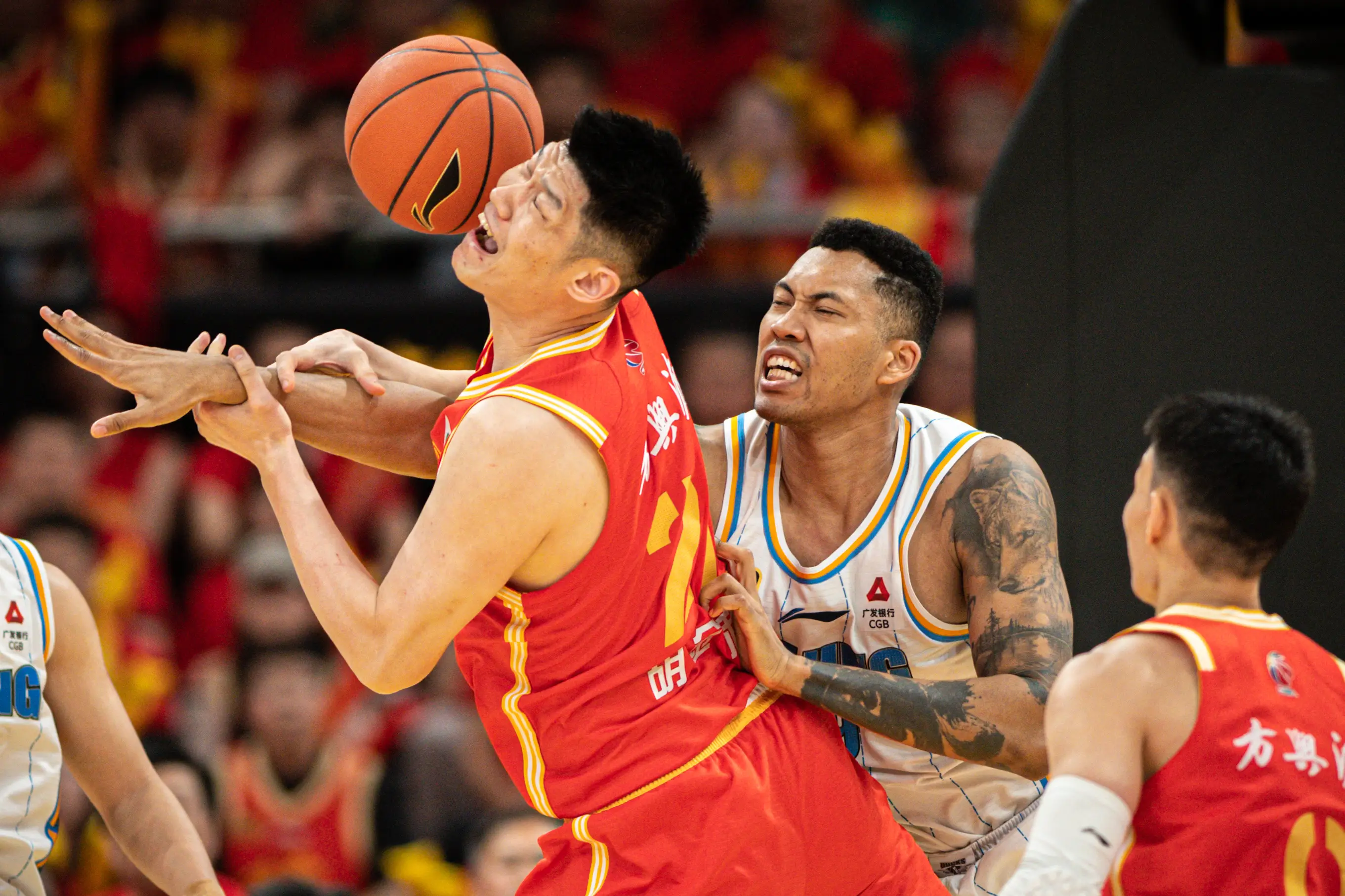 主队攻防兼备,稳定领先比分 主队攻防兼备,稳定领先比分