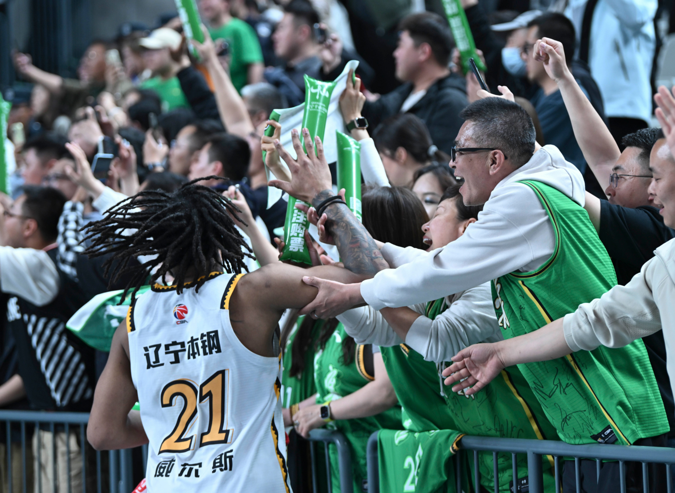 主队攻防兼备,稳定领先比分 主队攻防兼备,稳定领先比分