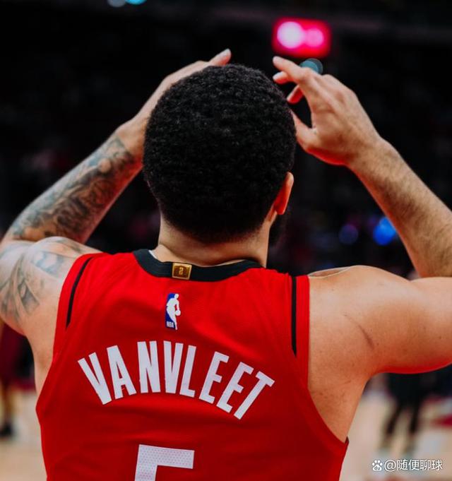 关于新疆队翻盘青岛队,范弗利特点燃赛场的信息 关于新疆队翻盘青岛队,范弗利特点燃赛场的信息