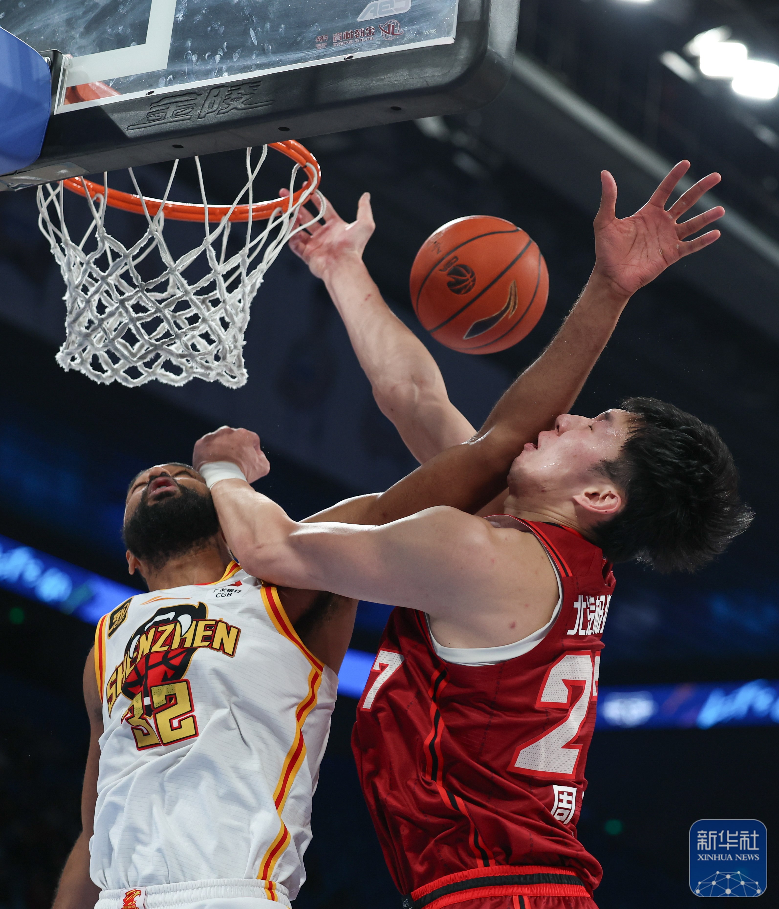 场上秩序有序,球员全力以赴 场上秩序有序,球员全力以赴