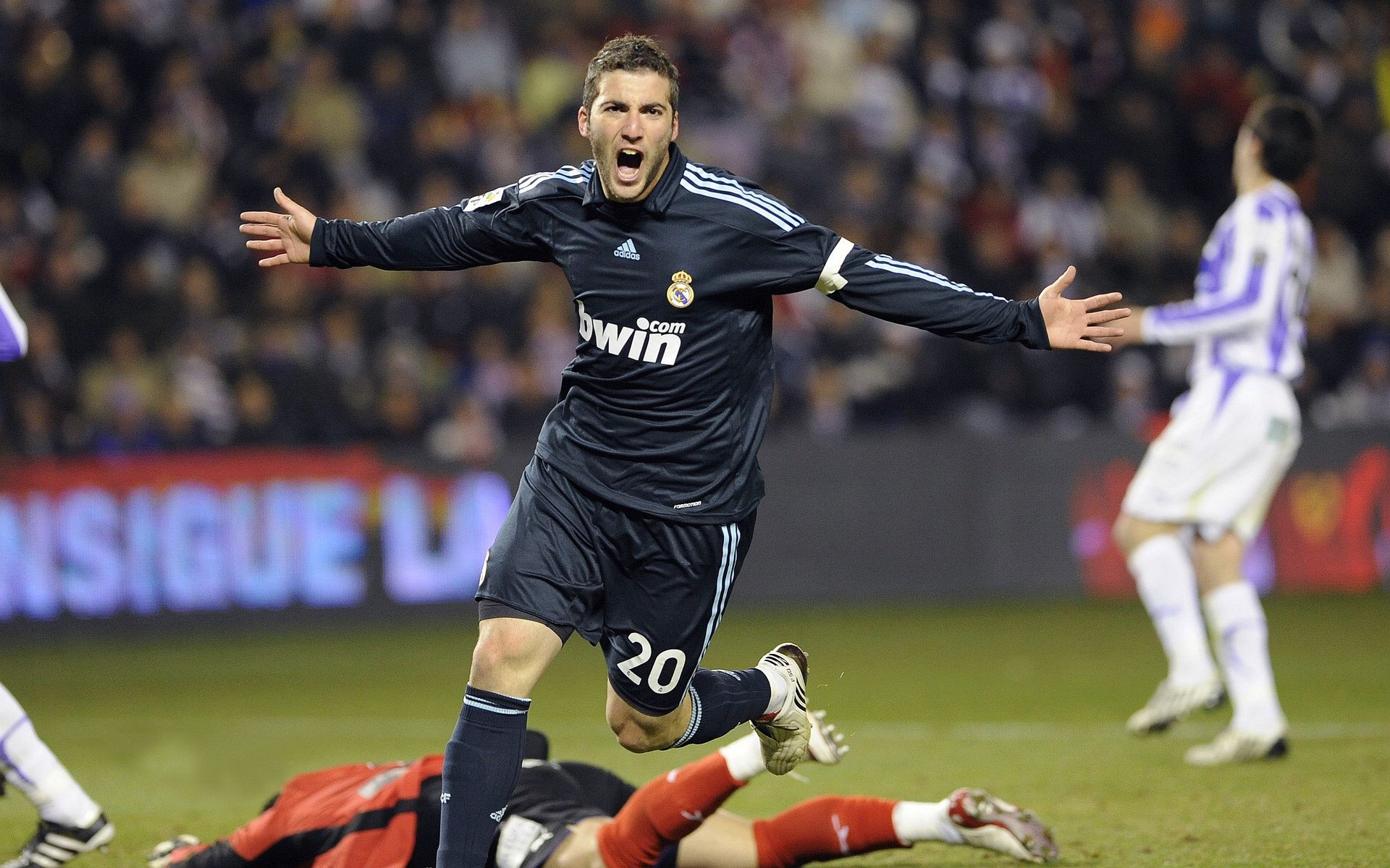 本泽马独造三球导演逆转好戏，土耳其星月军团力克波兰锁定关键胜利